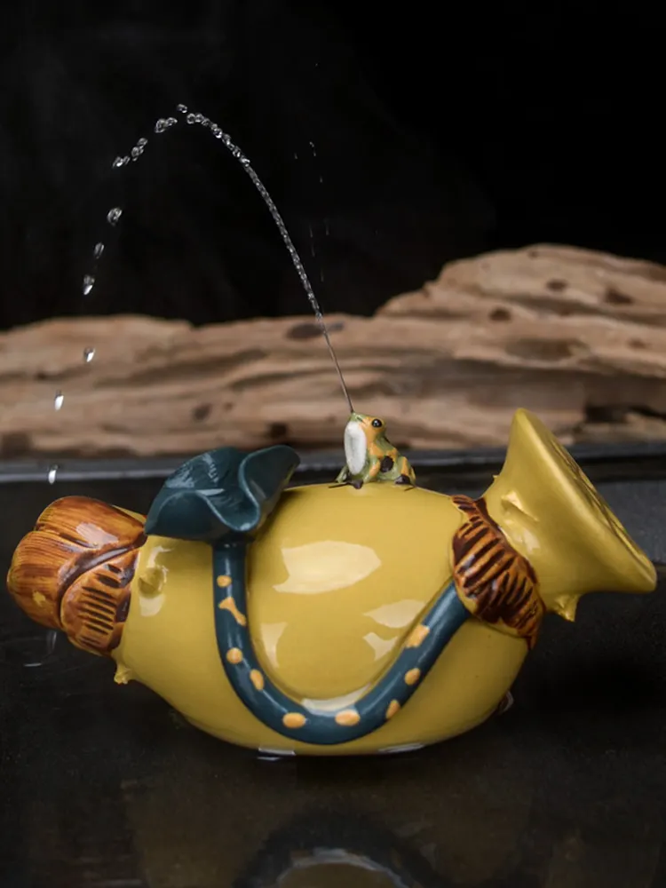 A squirting frog tea pet